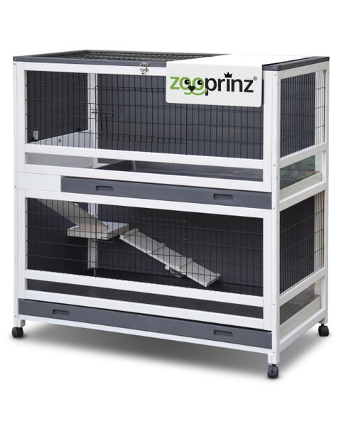 Mobiler zweistöckiger Kleintierstall auf vier Rollen mit Bremssystem, der auf einer Terrasse leicht verschoben wird.