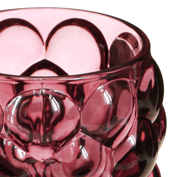 Detailaufnahme eines rosa Windlichts aus Glas mit strukturierter Oberfläche in Blasenoptik.