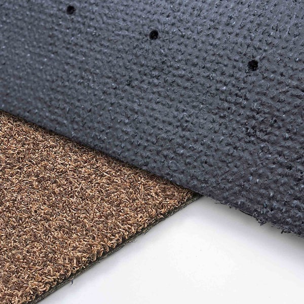 Nahaufnahme von Rasenteppich und Drainageplatte