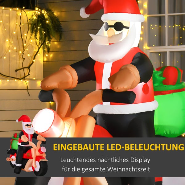 Aufblasbarer Weihnachtsmann auf Motorrad als Gartendekoration vor Hausfassade