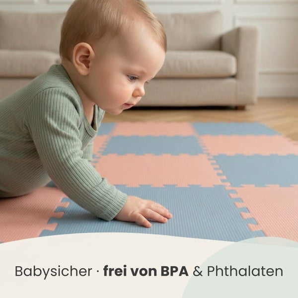 Ein Baby krabbelt auf einer weichen Spielmatte aus Schaumstoff-Puzzleteilen. Die Matte ist sicher für Kinder, frei von Bisphenol A und Phthalaten.