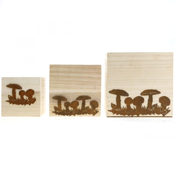 Drei Holzkisten unterschiedlicher Größe mit Pilzmotiven