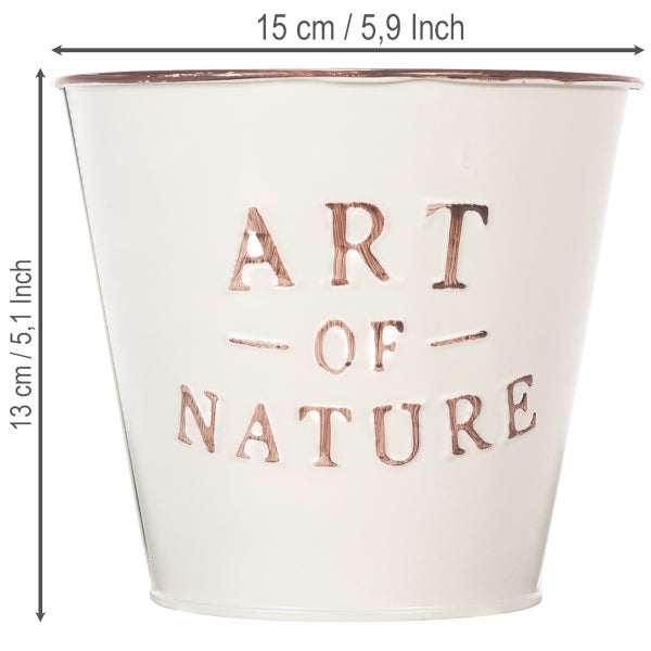 Weißer Übertopf aus Metall mit der Aufschrift Art of Nature, Durchmesser 15 Zentimeter, Höhe 13 Zentimeter.