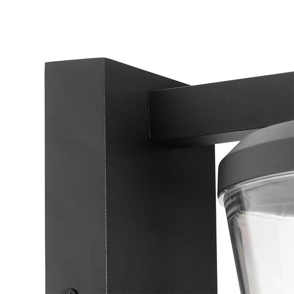 Nahaufnahme einer schwarzen Außenwandleuchte aus Metall mit klarem Glas.