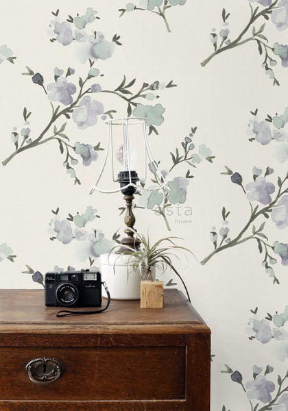 Wohnszene mit Blumentapete, Tischlampe und Kommode