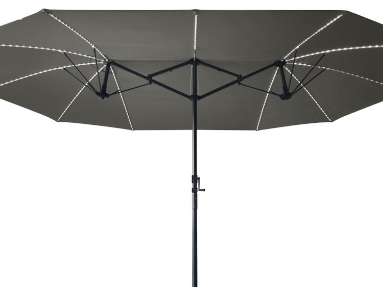 Doppelter Ampelschirm mit integrierter LED Beleuchtung und Kurbelmechanismus für Garten und Terrasse.