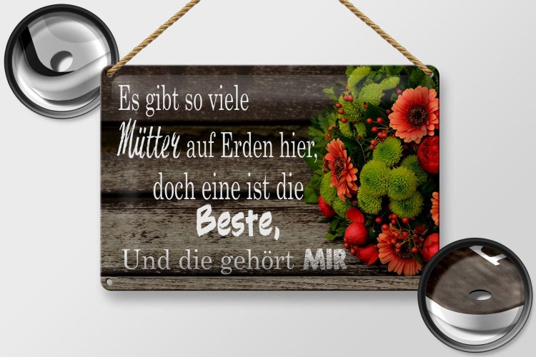 Zimmeransicht mit einem gestreiften Teppich und Wohnzimmermöbeln