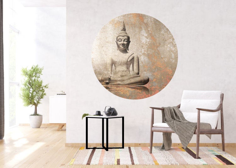 Wohnzimmer mit Buddha Wandtattoo, Sessel und Beistelltisch