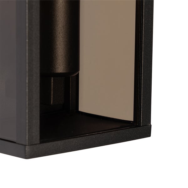 Detailansicht eines schwarzen Wandleuchtengehäuses mit Glaseinsätzen und Lampenfassung.
