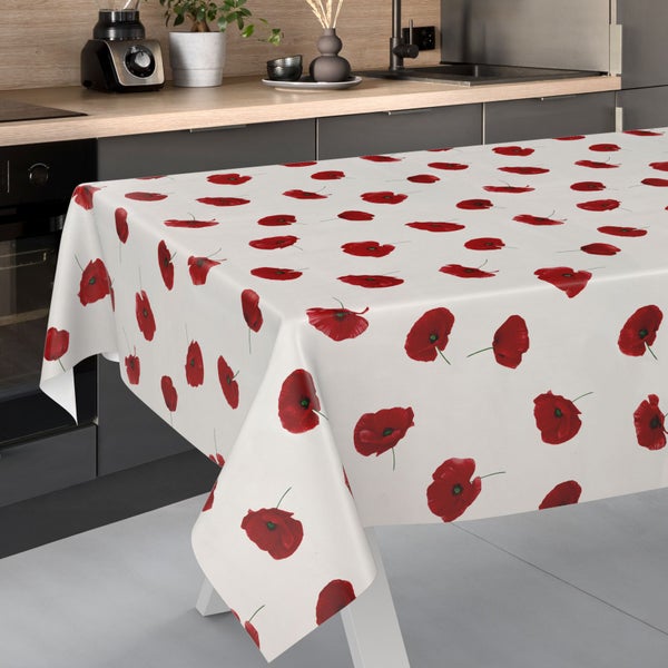 Tischdecke mit rotem Mohn-Print auf hellem Hintergrund in einer modern eingerichteten Küche mit grauen Fronten und Arbeitsplatte in Holzoptik.