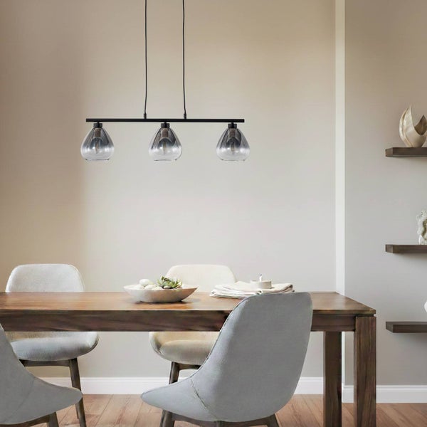 Esstischszene mit dreiflammiger Pendelleuchte aus Glas