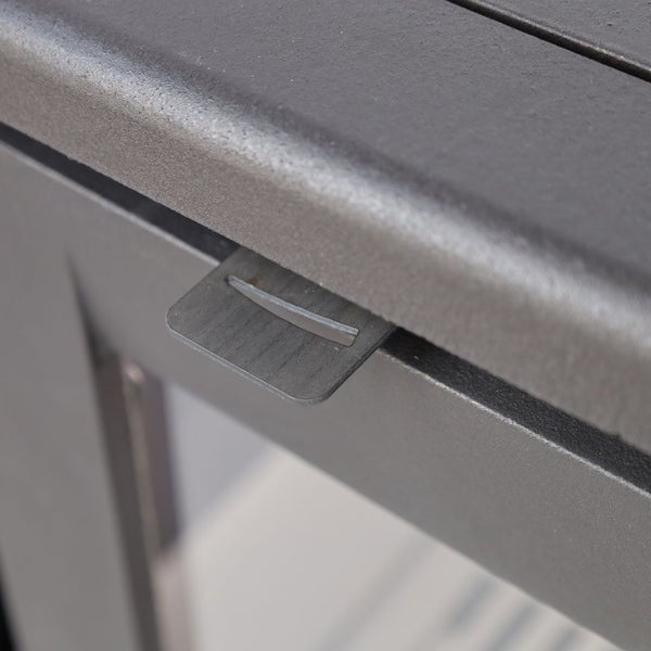 Detailaufnahme eines Verriegelungsmechanismus an einem Möbelstück.