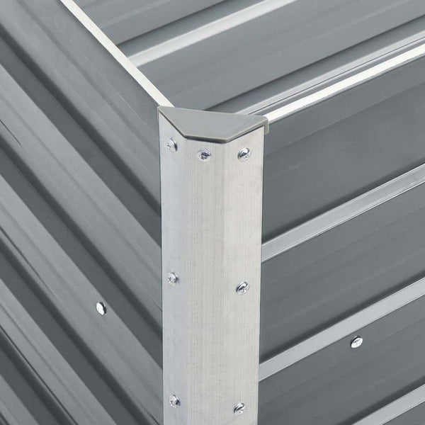 Detailansicht der Metallecke eines Hochbeets aus profiliertem Stahlblech mit Eckverbinder und Schrauben.