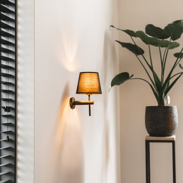 Moderne Wandleuchte Schwarz inkl. Schirm mit goldener Innenseite - Pluk