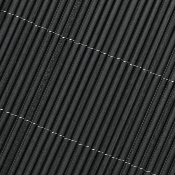 Sichtschutzzaun auf Rasen mit spielender Familie