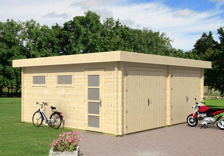 Große Doppelgarage aus Holz mit Flachdach, zwei Doppeltüren, einer Seitentür mit Glaseinsätzen und zwei Fenstern in einem Garten.