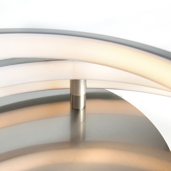 Detailansicht einer Deckenleuchte mit gebogenen LED-Elementen und Metallsockel