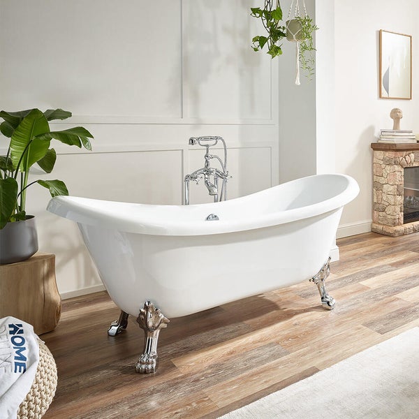 Freistehende Badewanne auf nostalgischen Löwenfüßen mit klassischer Standarmatur in einem hellen, stilvoll eingerichteten Badezimmer.
