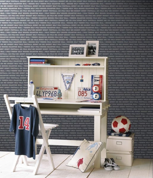 Dekoriertes Jugendzimmer mit Schreibtisch, Stuhl, Sportmotiven und gemusterter Tapete