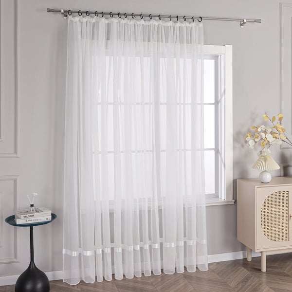 Gardine aus Voile mit Schlaufenaufhängung und Zierbändern im Wohnzimmer