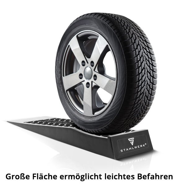 Autorampe mit Reifen und Stahlwerk Logo