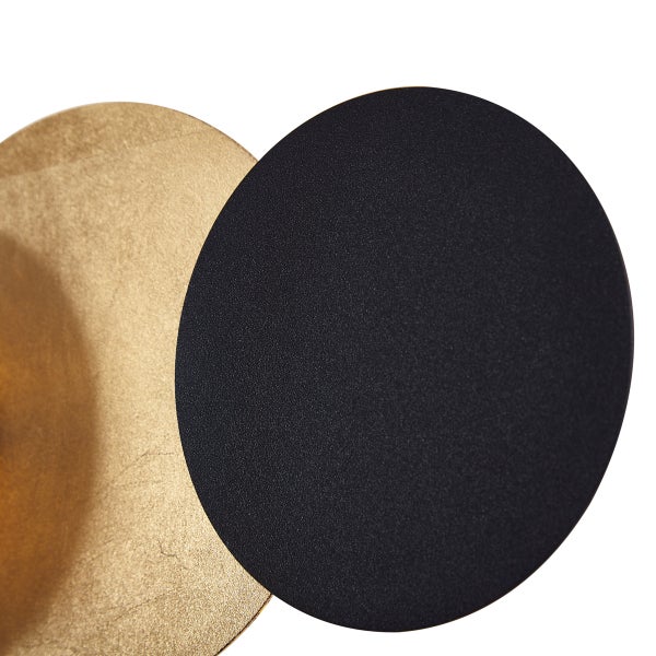 Nahaufnahme einer runden Wandleuchte mit zwei Scheiben