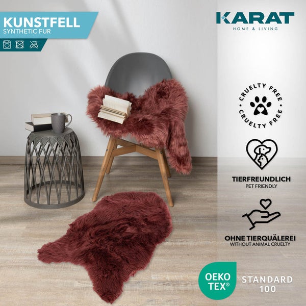 Zwei weiche Kunstfelle auf Stuhl und Boden in modernem Zimmer. Karat Home und Living Logo, Oeko-Tex Standard 100 Siegel, tierfreundliche Produkte.