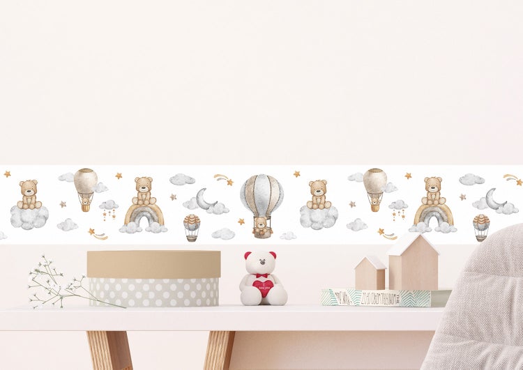 Tapetenbordüre fürs Kinderzimmer mit Teddybären, Heißluftballons, Regenbögen und Wolken im Aquarell-Stil.