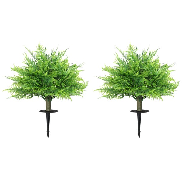 Zwei grüne künstliche Farne in Buschform mit schwarzen Erdspießen für den Garten oder Außenbereich.