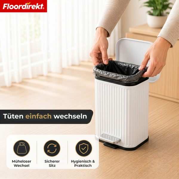 Hände setzen einen Müllbeutel in einen weißen Treteimer mit Rillenoberfläche ein. Heller Raum mit Holzboden. Floordirekt Logo. Einfacher Wechsel.