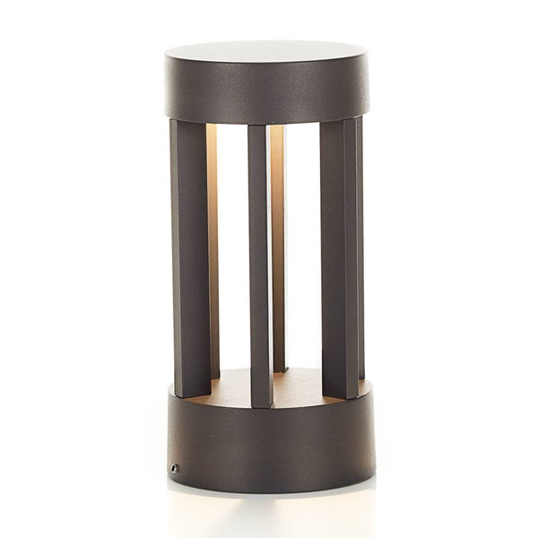 Zylindrische Außen-Sockelleuchte aus anthrazitfarbenem Metall mit vertikalen Streben.