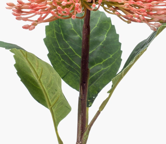 Nahaufnahme eines künstlichen Blütenstiels mit grünen Blättern und kleinen rosa Blütenknospen.