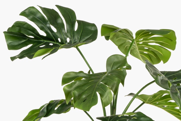 Grüner künstlicher Grasbund mit langen, schmalen Halmen aus Kunststoff.