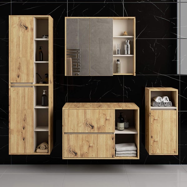 Badezimmer mit Waschtisch, Spiegelschrank und Hochschrank in Holzoptik