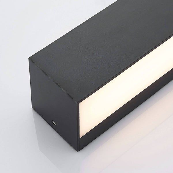 Rechteckige Außenwandleuchte aus schwarzem Metall mit weißem Kunststoff-Diffusor und LED-Licht.