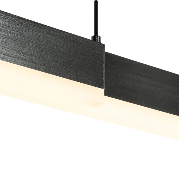 Detailansicht einer LED-Hängeleuchte mit schwarzem Balken