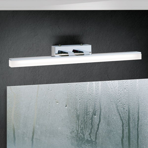 Moderne LED Spiegelleuchte mit länglichem Design und glänzender Oberfläche montiert über einem beschlagenen Badezimmerspiegel