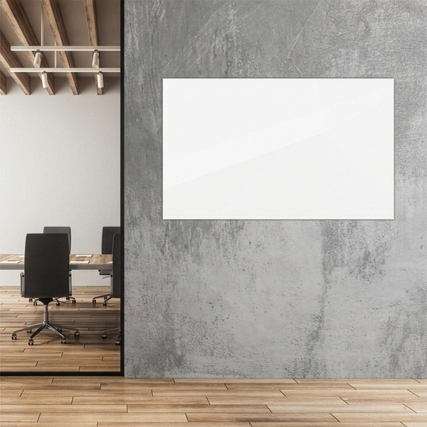 Weißes Whiteboard an einer Bürowand