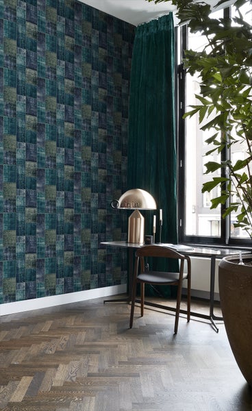 Dekoratives Zimmer mit gemusterter Tapete, Schreibtisch und Stuhl