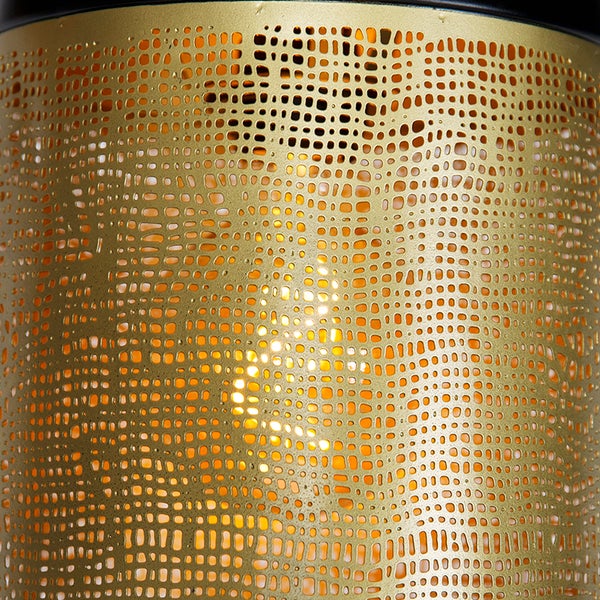 Nahaufnahme einer goldenen Metall Laterne mit Muster