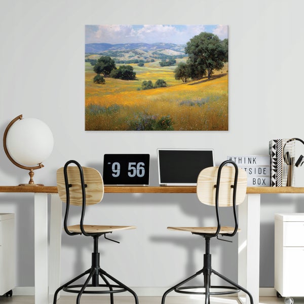 Büroarbeitsplatz mit Schreibtisch, Stühlen und Gemälde einer Landschaft