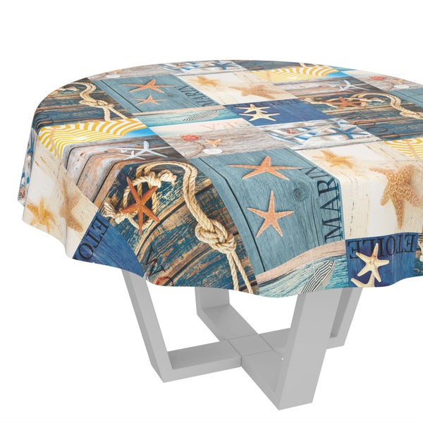 Runde Tischdecke mit maritimem Muster aus Seesternen, Seilen und Holzoptik-Elementen.