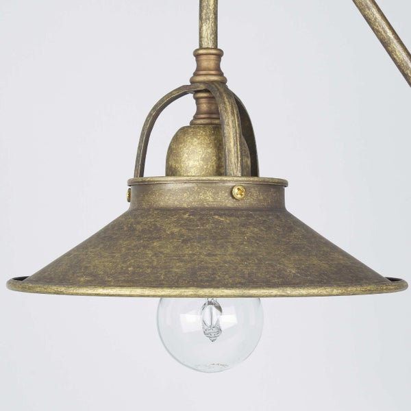 Nahaufnahme einer Messing Hängelampe mit Glühbirne