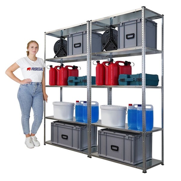 Zwei Regale aus Metall mit Aufbewahrungsbehältern und einer Frau davor.