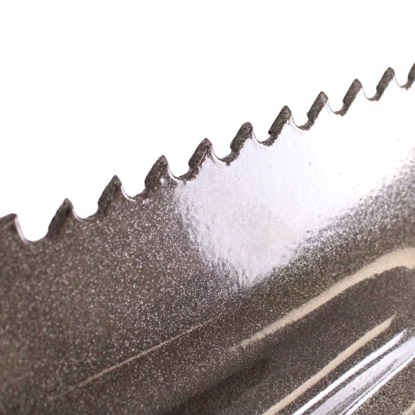 Nahaufnahme der scharfen Zähne eines Sägeblatts aus Metall.