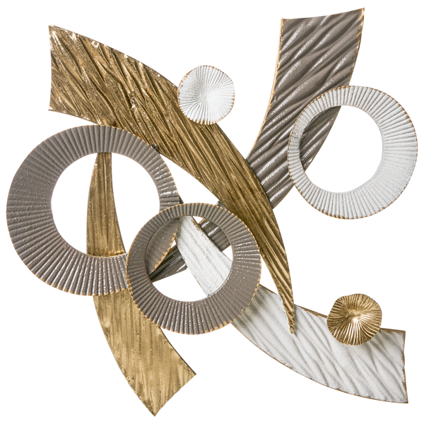 Abstrakte Wanddekoration aus Metall mit strukturierten Ringen und Bändern in Gold, Silber und Weiß.