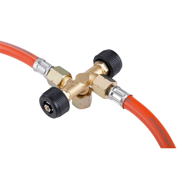 Rothenberger 2-Wege-Abzweigventil aus Messing mit zwei Regulierknöpfen und angeschlossenen Gasschläuchen.