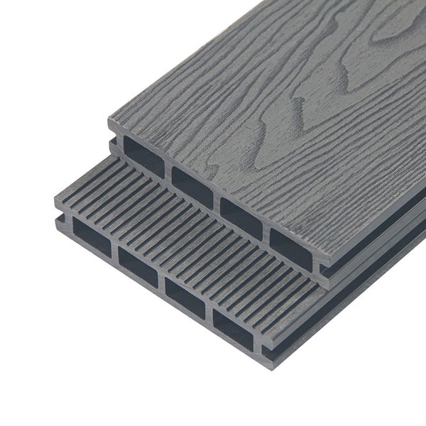 WPC Terrassendiele mit Holzmaserung auf der einen Seite und fein geriffelter Struktur auf der anderen Seite
