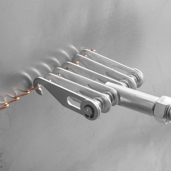 Erdungsanschluss mit mehreren Anschlüssen an einer Metalloberfläche