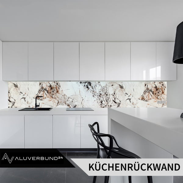 Küchenrückwand aus Marmor in einer modernen Küche